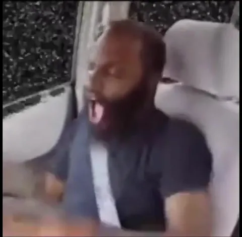 Мужчина мяукает в машине
