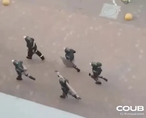 Отряд бежит через парковку