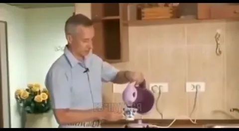 Мужчина наливает чай из чайника