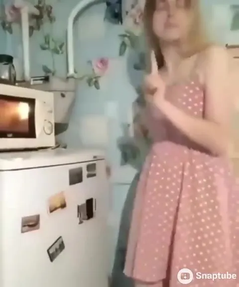 Девушка поёт микроволновке