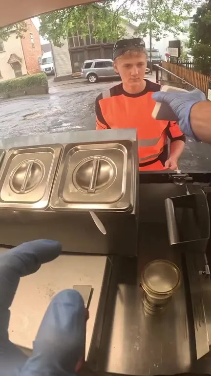 Рабочий заказал бургер