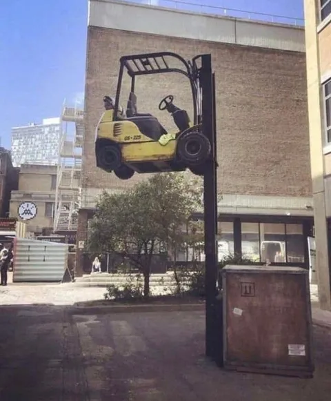 Погрузчик на стене