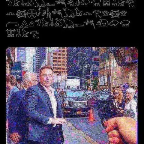 Кулак перед уверенным мужчиной