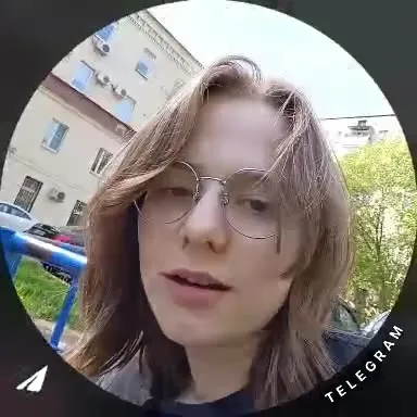 Девушка ест бутерброд крупным планом