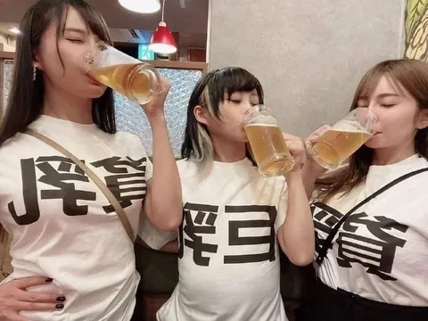 乾杯する三人の女性