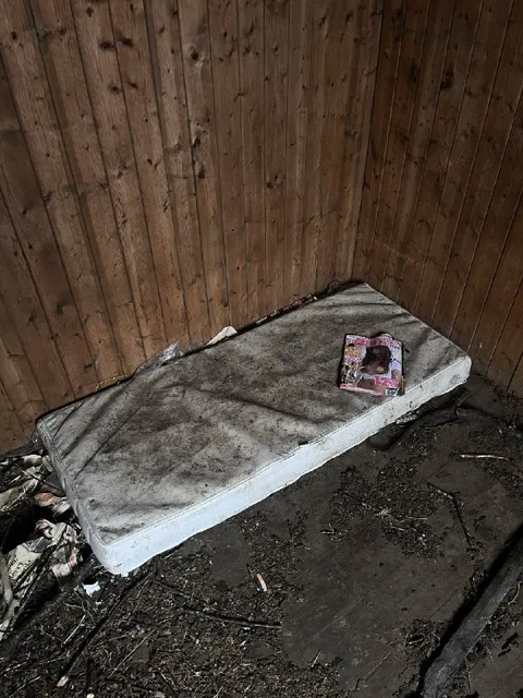 Матрас в заброшенной комнате