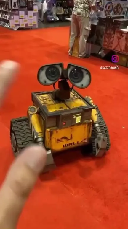WALL-E танцует под iButtons