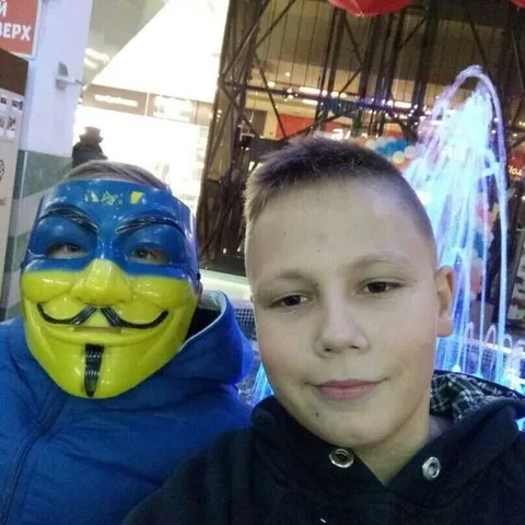 Селфи с человеком в маске
