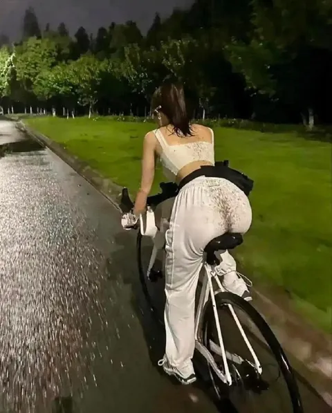 Девушка едет на велосипеде