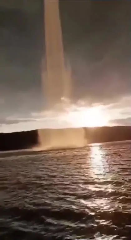 Гигантский водяной смерч с лодки