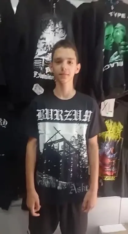 Мальчик примеряет футболку Burzum