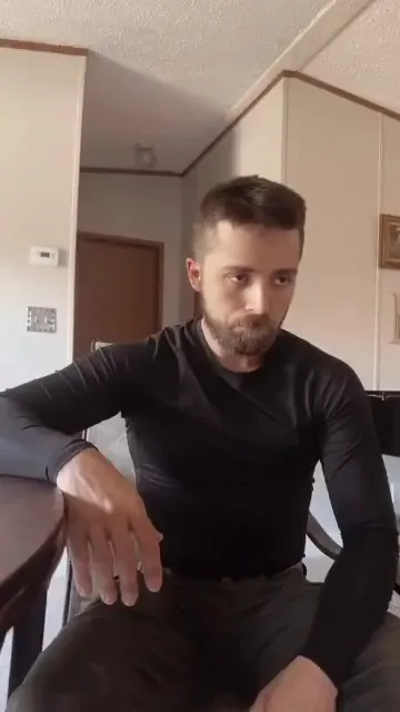 Мужчина молча ждёт за столом