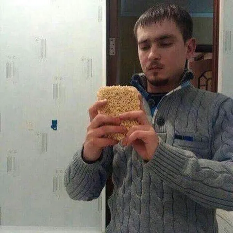 Мужчина фотографирует лапшу