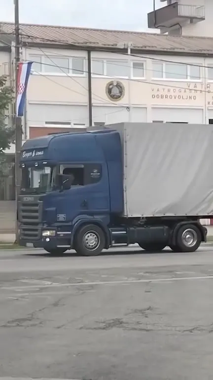 Kamion se pretvara u psa