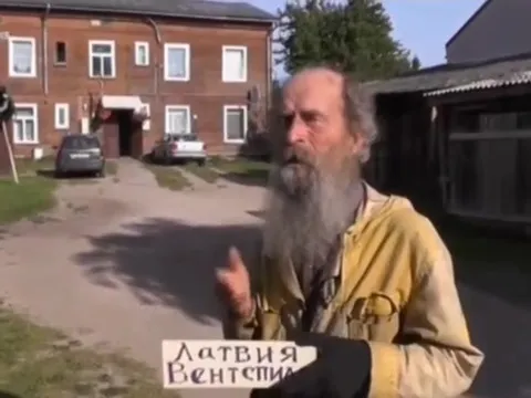 Мужчина показывает Вентспилс