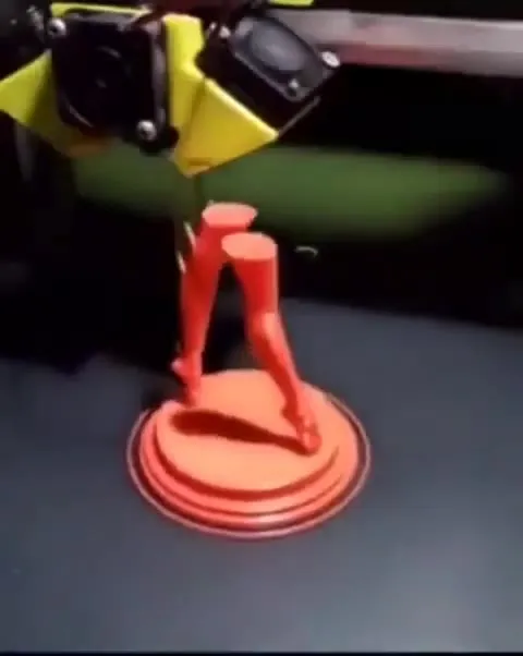 Красная фигурка оживает