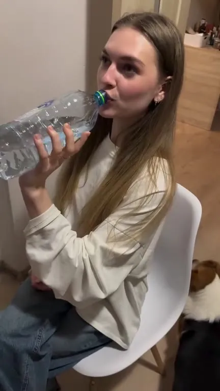 Девушка и загадочная дегустация