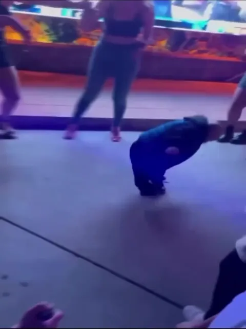 Малыш танцует под музыку
