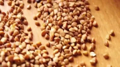 Как варят гречку под драматичную песню