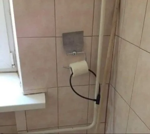 Странный держатель туалетной бумаги