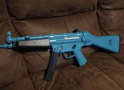 Makita автомат на диване