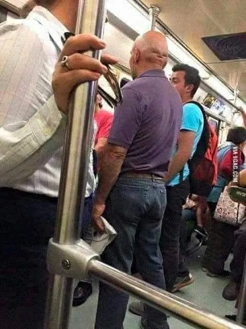 Странный пассажир в метро