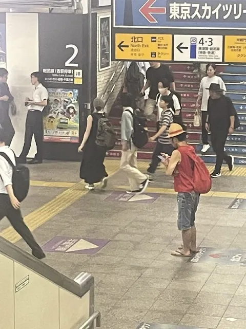 駅で道に迷う観光客