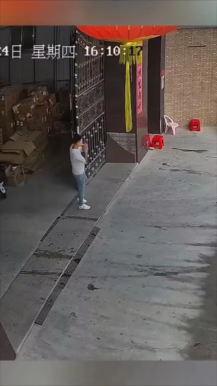 遮阳棚突然砸下来