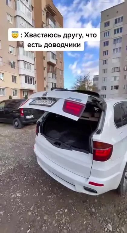 Хвастаюсь доводчиками другу
