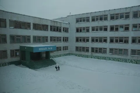 Школа посреди снежной пустыни