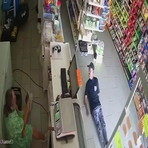 Мужчина внезапно падает в магазине