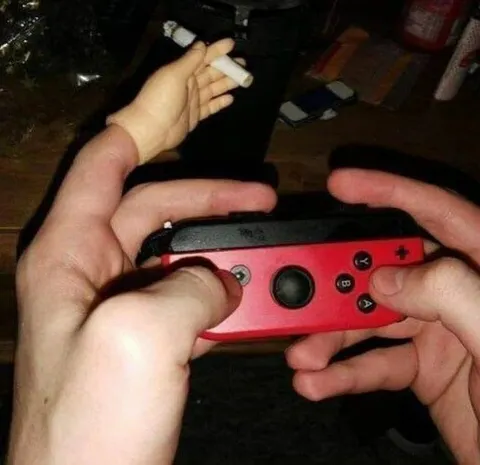 Курящий игрок с джойконом