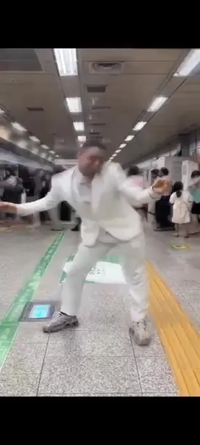 Белый костюм в метро