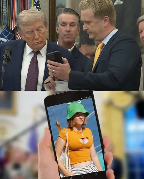 Трамп смотрит на телефон