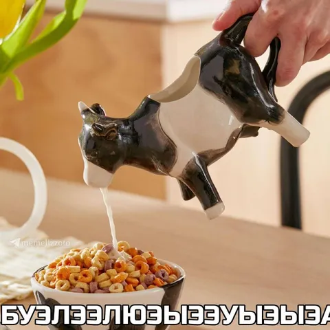 Корова наливает молоко