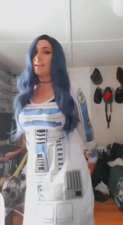 Девушка танцует в костюме R2-D2