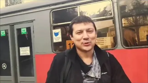 Мужчина провожает троллейбус