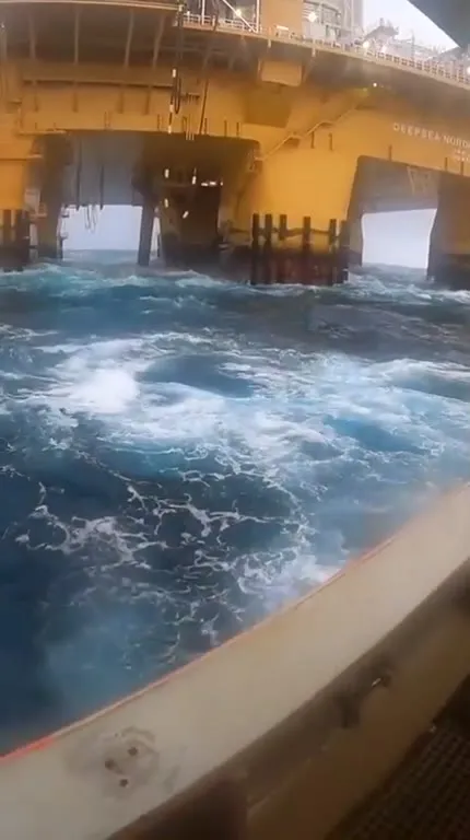 Морская волна смывает палубу