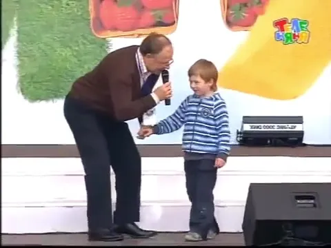 Ребёнок поёт на сцене