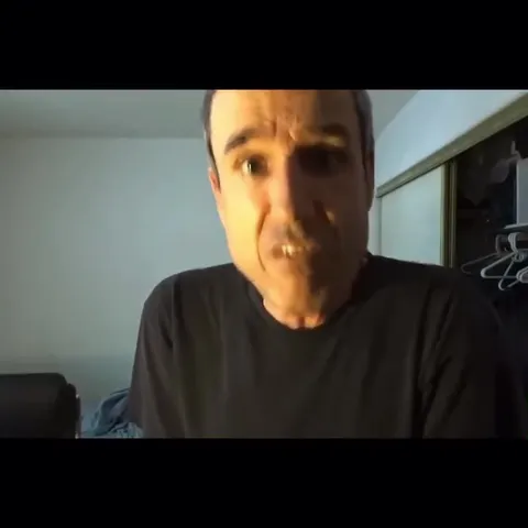 Мужчина яростно объясняет