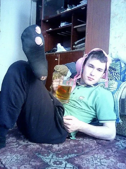 Человек в маске с пивом