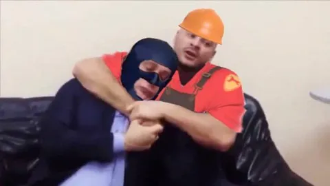 Строитель держит грабителя