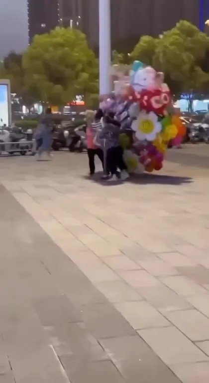 Воздушный шарик взрывается цветами