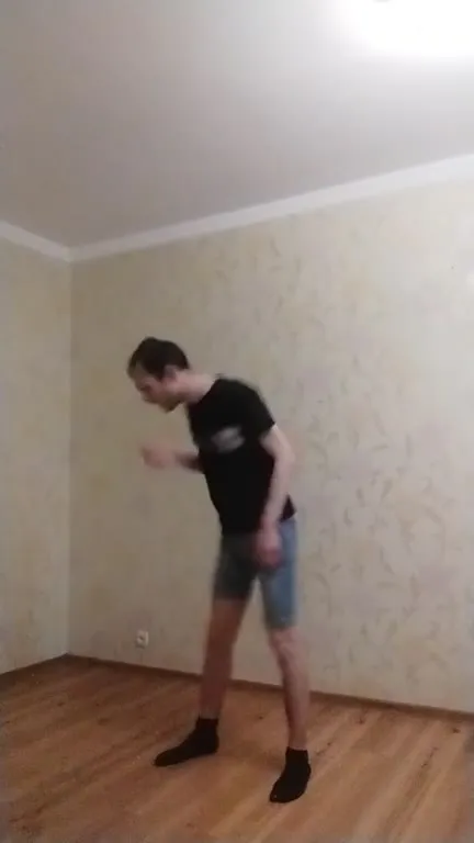 Мужчина танцует под странный звук