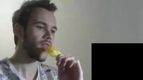 Мужчина пробует Bri'ash