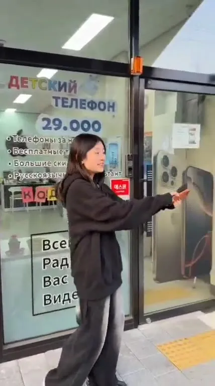Девушка объясняет без слов
