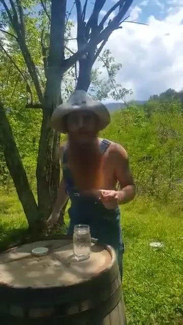 Дед выпил и пополз