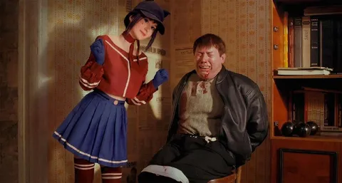 Девушка веселится рядом с мучающимся мужчиной