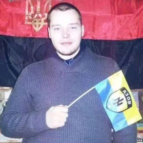 Мужчина с флагом Азова