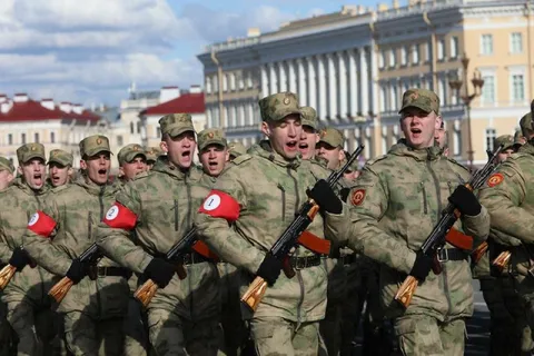 Солдаты маршируют строем